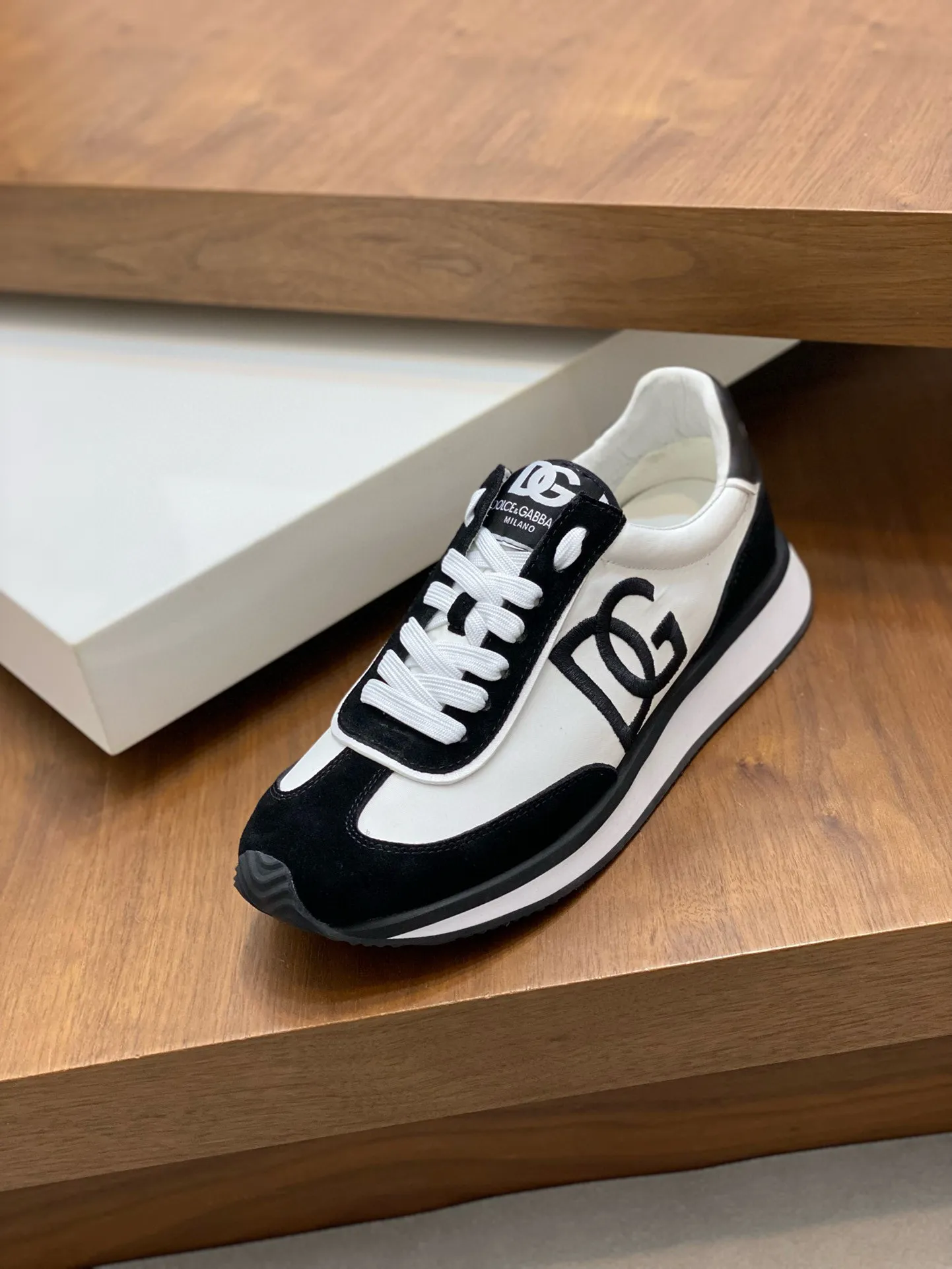 Factory price: 458💰••New products••Dolce&Gabbana••DG✔️High-end men's sports•casual shoes. Original goods from top counters. Original imported cowhide, multi-material splicing design ➕Imported cowhide lining, cowhide feet ➕Original TPR elastic outsole. Size: 39-44 (38, 45 customized)